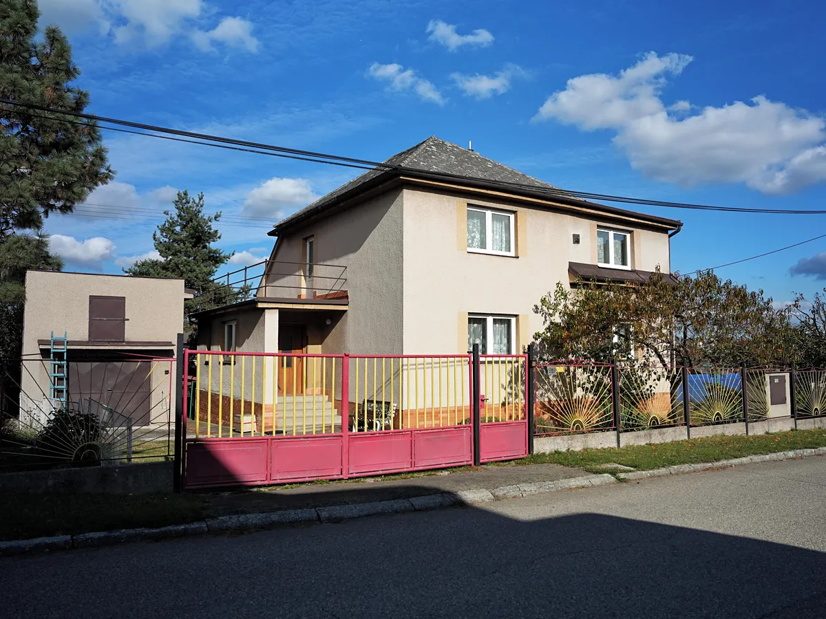 Prodej rodinného domu 180 m², pozemek 1015 m²